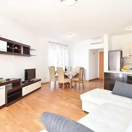 Apartmán Family Friendly With A Swimming Pool Podstrana, Split - 13828