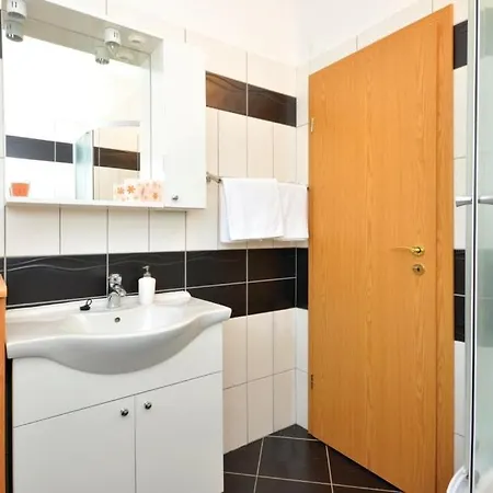 Apartmán Family Friendly With A Swimming Pool Podstrana, Split - 13828